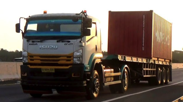 truk trailer untuk usaha logistik